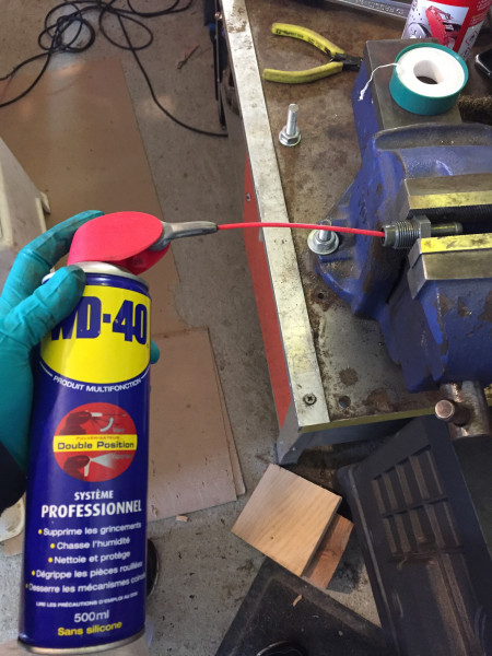 On pulvérise avec du WD40 à l'intérieure de la vanne (des 2 coté bien sur)