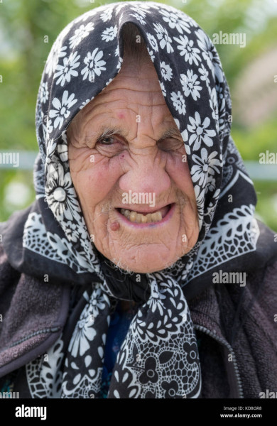 portrait-d-une-femme-chypriote-grecque-dans-un-village-de-montagne-a-chypre-kd8gr8.jpg